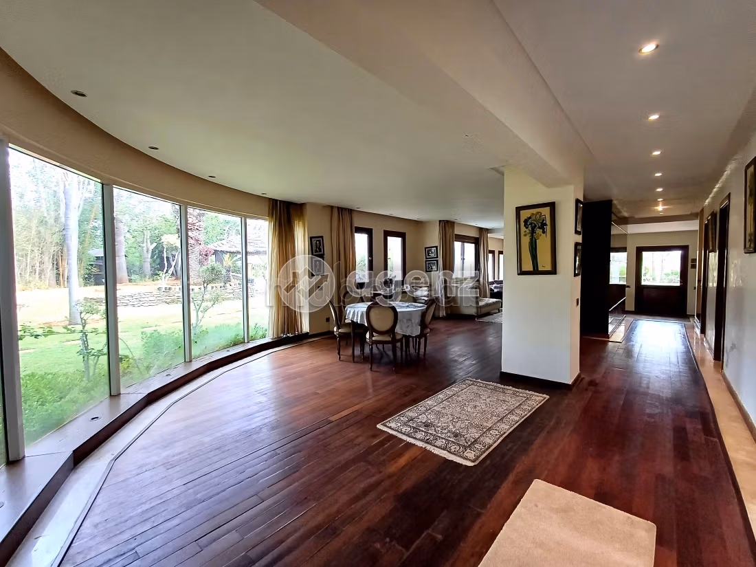 Villa's en luxe woningen om te kopen in Oasis. Totale oppervlakte 1600 m². Tuin en parkeergelegenheid