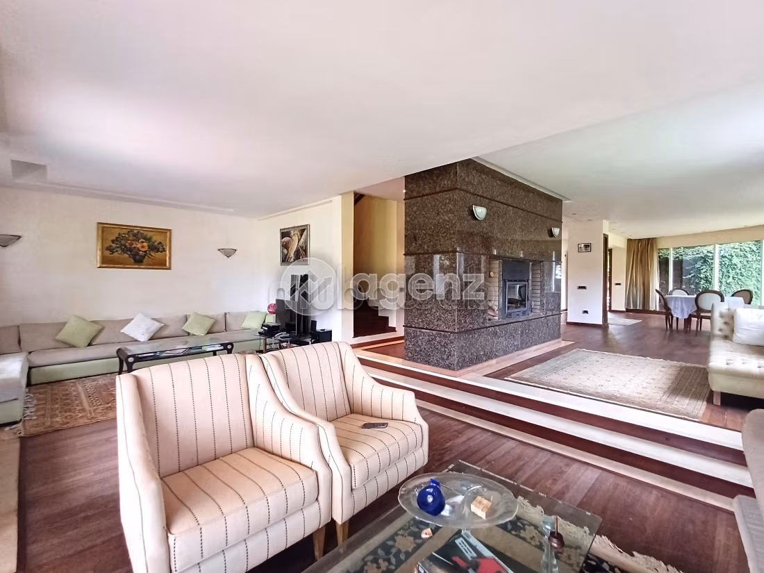Villa's en luxe woningen om te kopen in Oasis. Totale oppervlakte 1600 m². Tuin en parkeergelegenheid