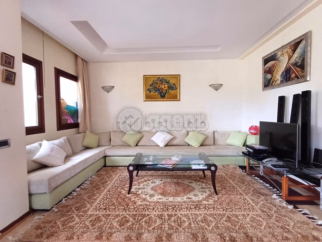 Villa's en luxe woningen om te kopen in Oasis. Totale oppervlakte 1600 m². Tuin en parkeergelegenheid