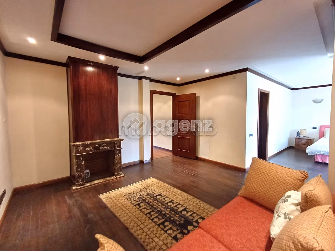 Villa's en luxe woningen om te kopen in Oasis. Totale oppervlakte 1600 m². Tuin en parkeergelegenheid