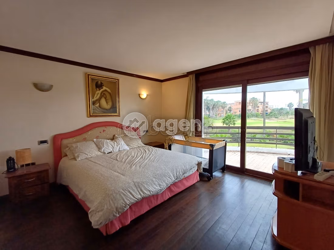 Villa's en luxe woningen om te kopen in Oasis. Totale oppervlakte 1600 m². Tuin en parkeergelegenheid