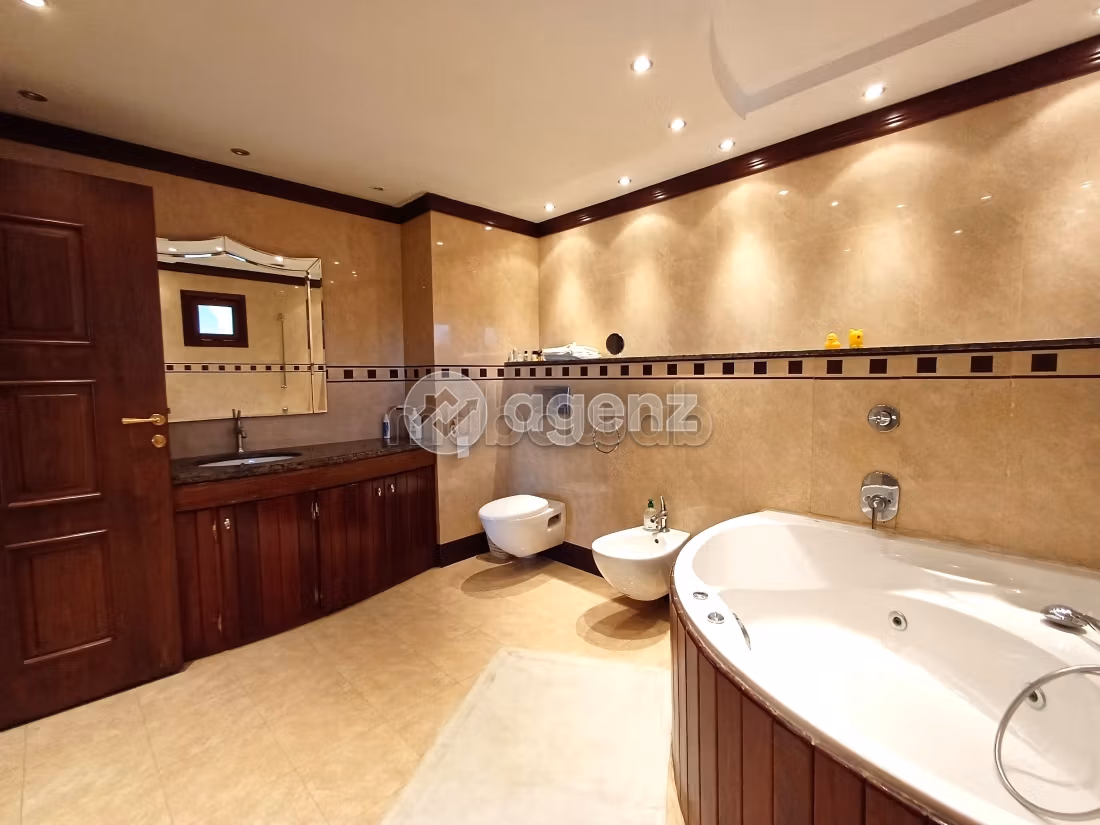 Villa's en luxe woningen om te kopen in Oasis. Totale oppervlakte 1600 m². Tuin en parkeergelegenheid