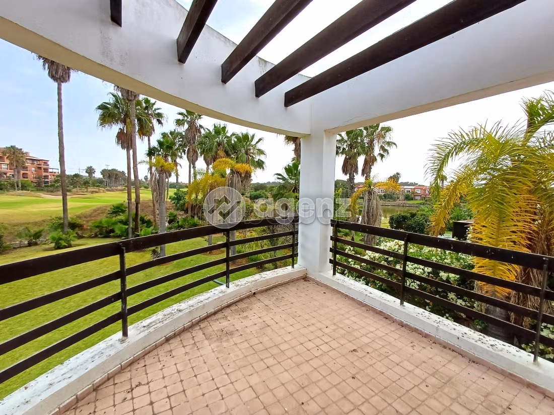Villa's en luxe woningen om te kopen in Oasis. Totale oppervlakte 1600 m². Tuin en parkeergelegenheid