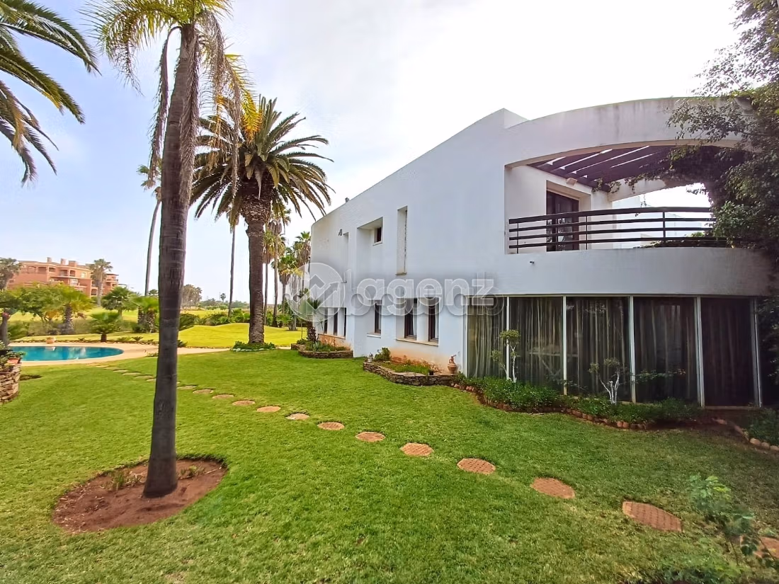 Villa's en luxe woningen om te kopen in Oasis. Totale oppervlakte 1600 m². Tuin en parkeergelegenheid