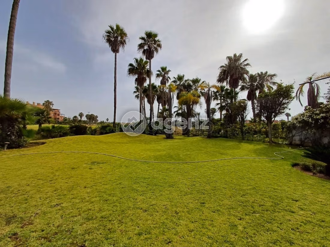 Villa's en luxe woningen om te kopen in Oasis. Totale oppervlakte 1600 m². Tuin en parkeergelegenheid