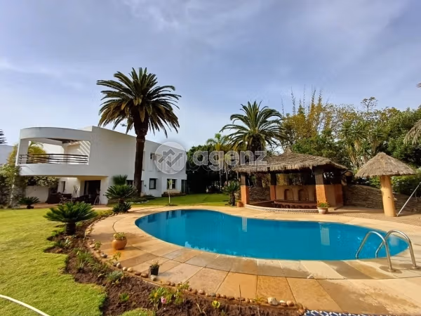 Splendid villa for sale in Oasis. Area 1600 m². Private garden, Cellar