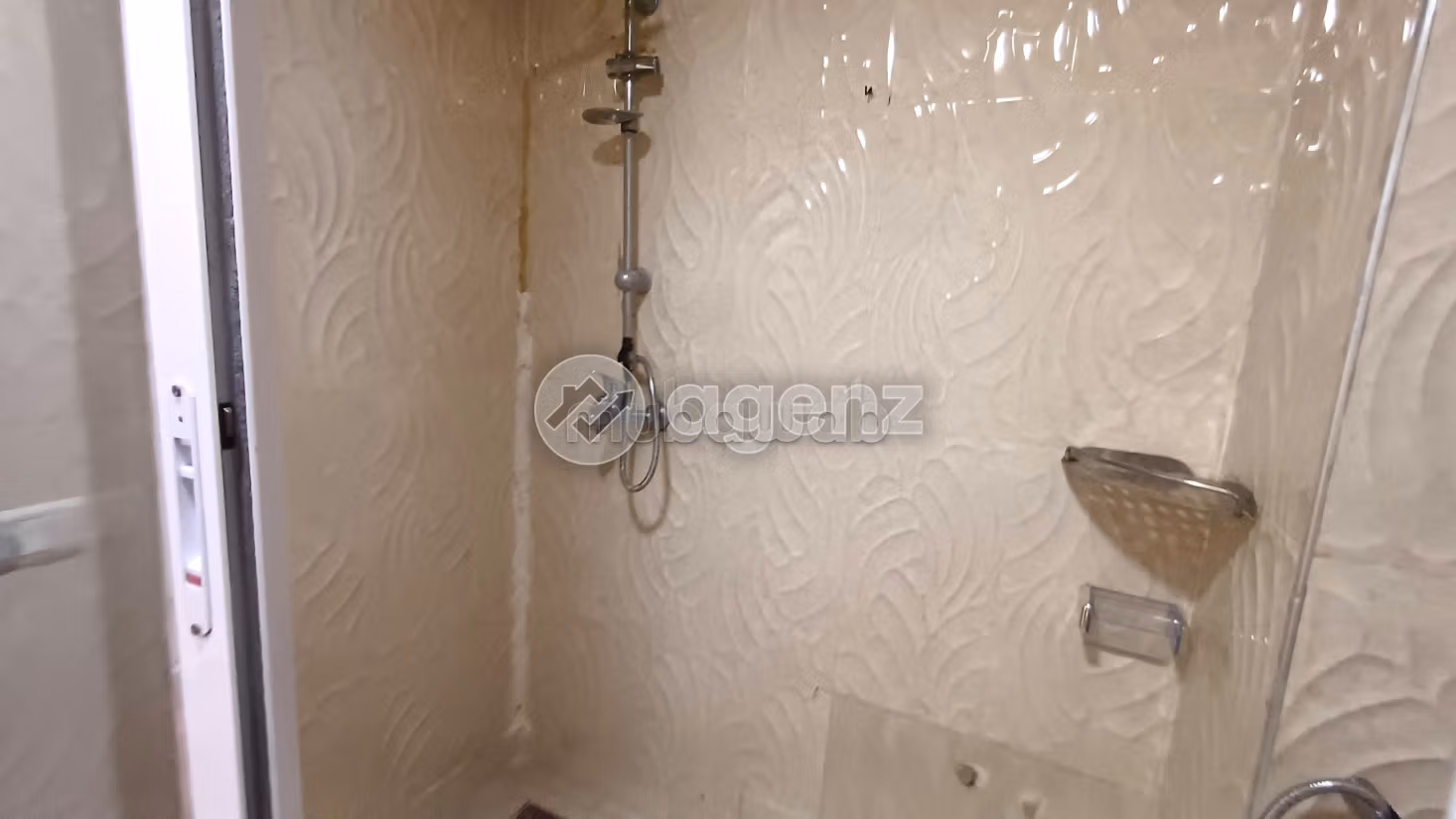 Se vende piso en Benkirane. Superficie 138 m². Bodega, gran terraza