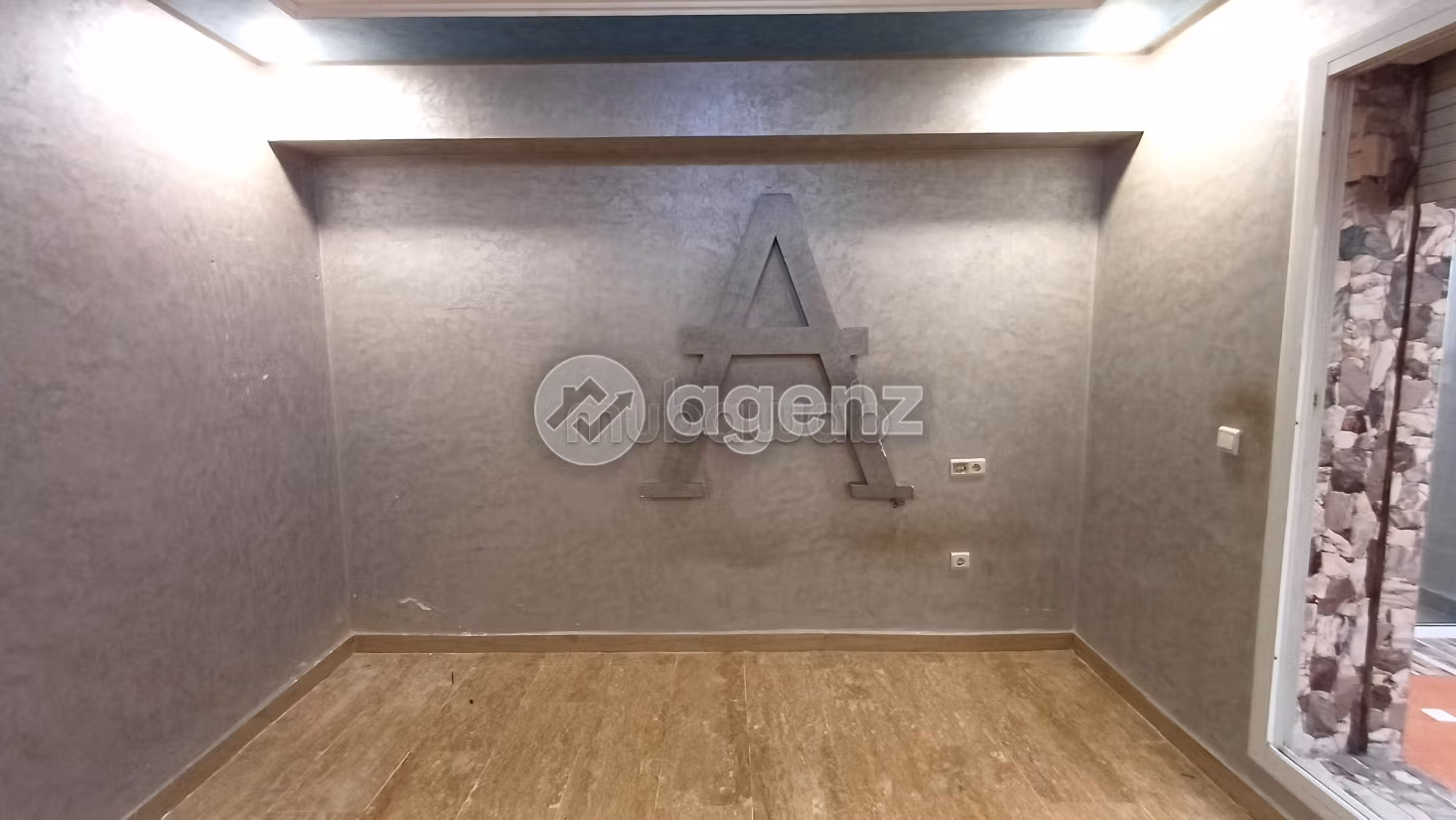 Se vende piso en Benkirane. Superficie 138 m². Bodega, gran terraza