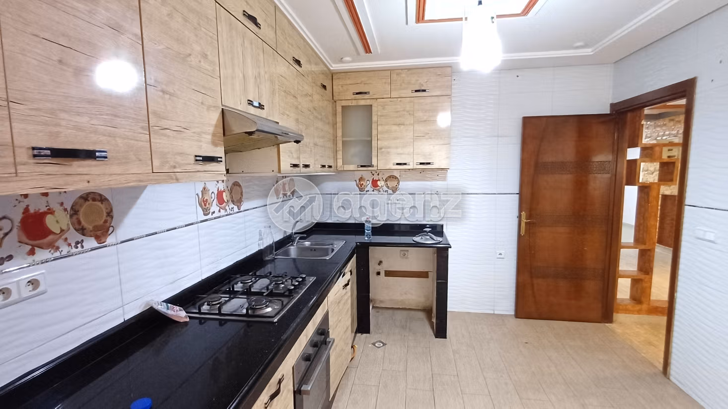 Se vende piso en Benkirane. Superficie 138 m². Bodega, gran terraza
