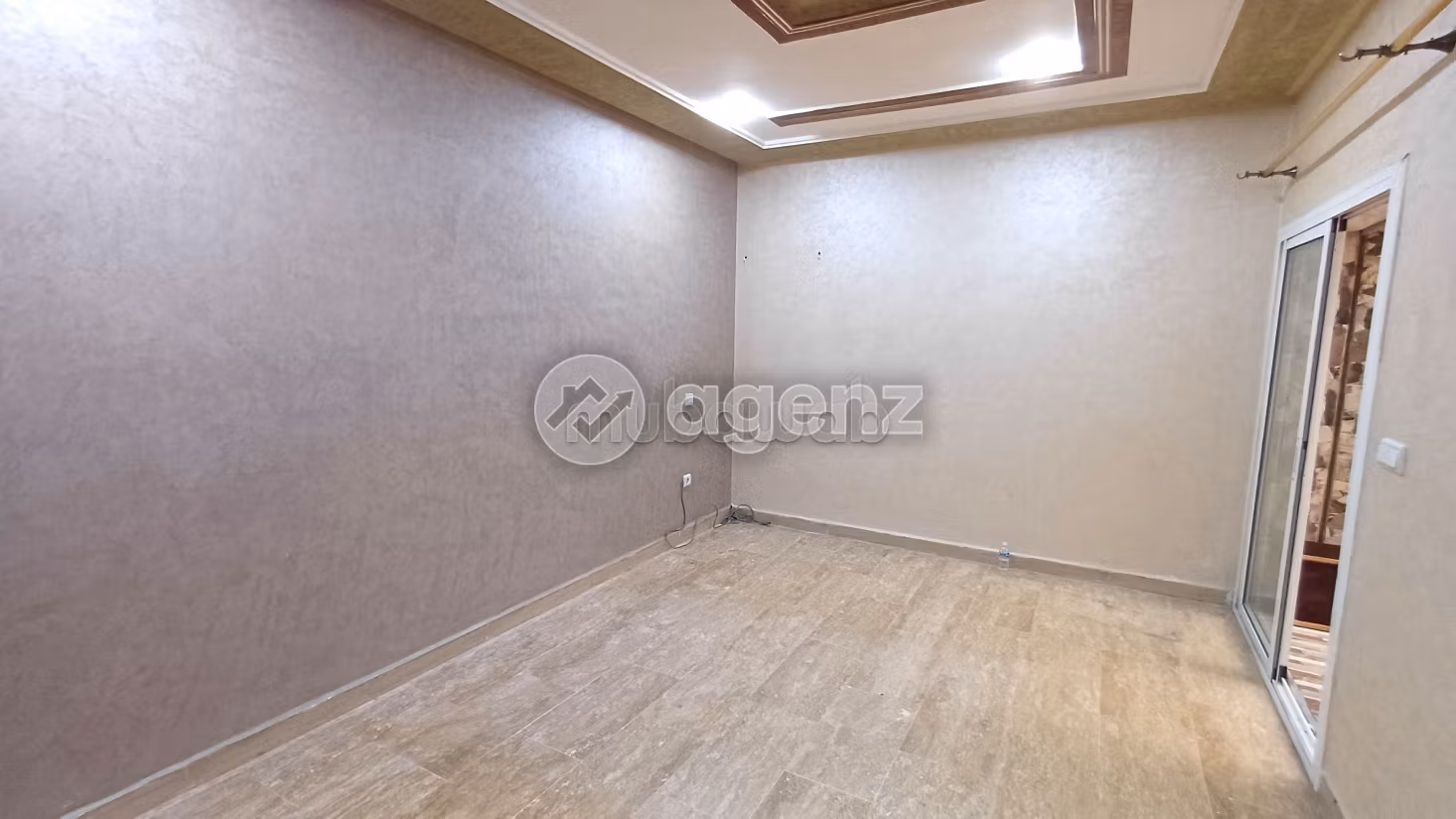 Se vende piso en Benkirane. Superficie 138 m². Bodega, gran terraza