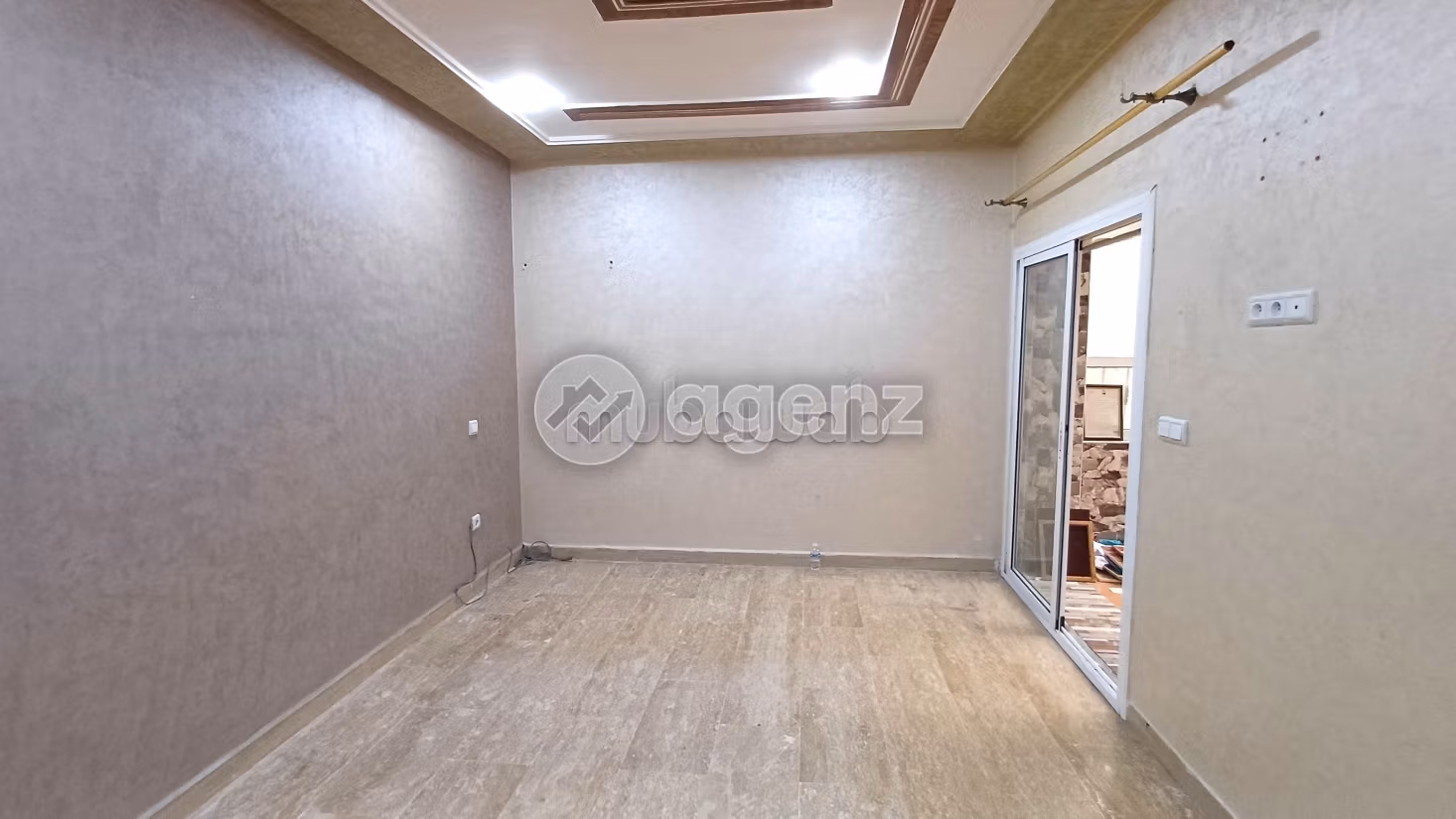 Se vende piso en Benkirane. Superficie 138 m². Bodega, gran terraza