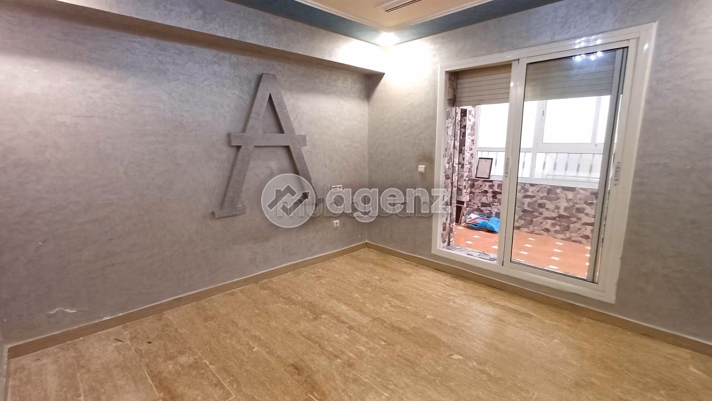 Se vende piso en Benkirane. Superficie 138 m². Bodega, gran terraza
