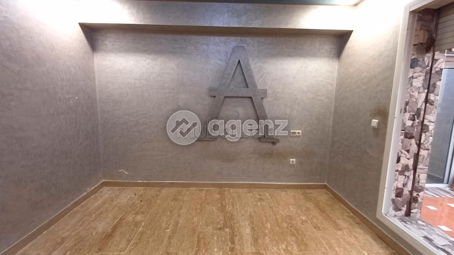 Se vende piso en Benkirane. Superficie 138 m². Bodega, gran terraza