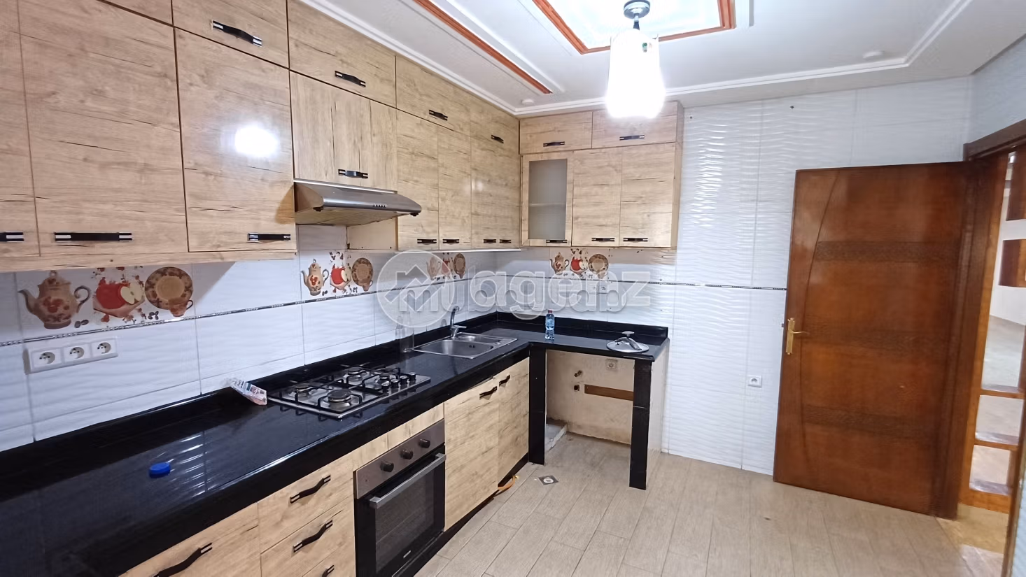 Se vende piso en Benkirane. Superficie 138 m². Bodega, gran terraza