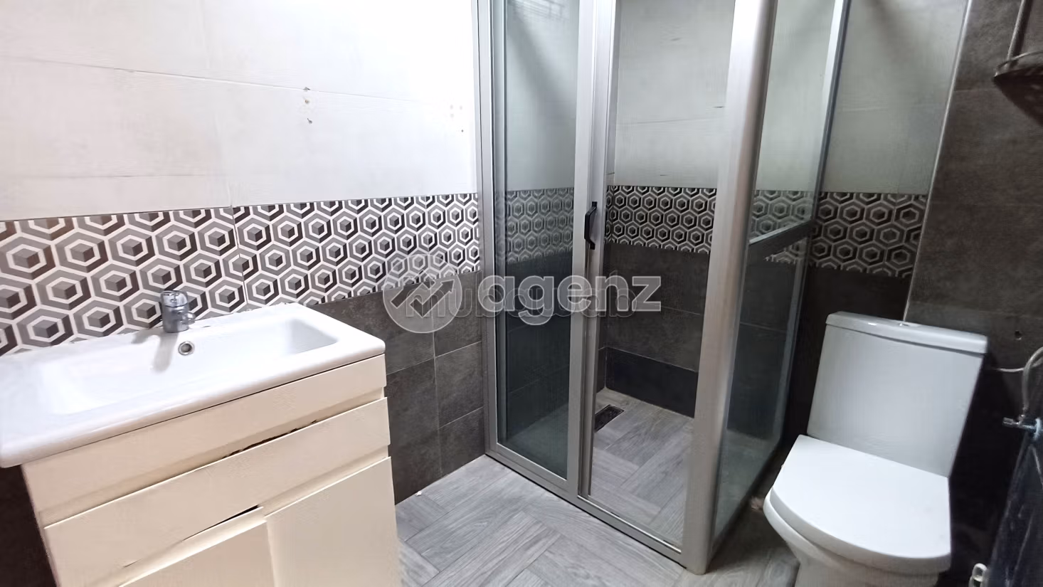 Se vende piso en Benkirane. Superficie 138 m². Bodega, gran terraza