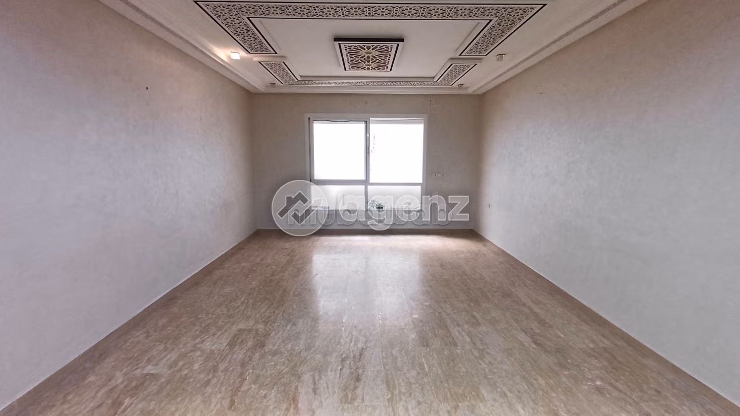 Se vende piso en Benkirane. Superficie 138 m². Bodega, gran terraza