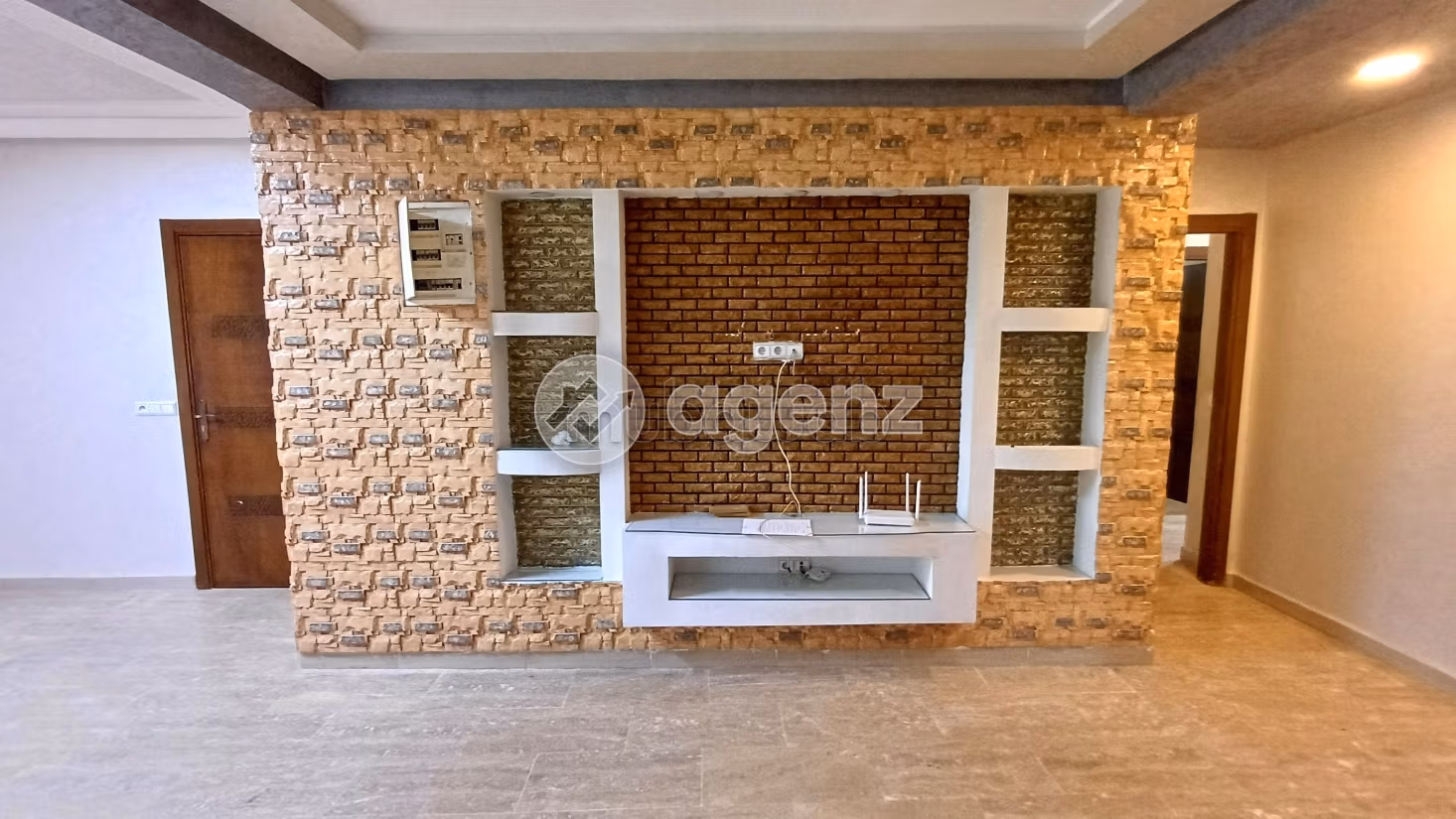 Se vende piso en Benkirane. Superficie 138 m². Bodega, gran terraza