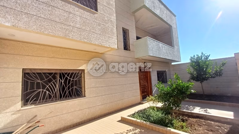 Suntuosa villa en venta en Oued Fes. 2 dormitorios. Plazas de parking y bonito jardín