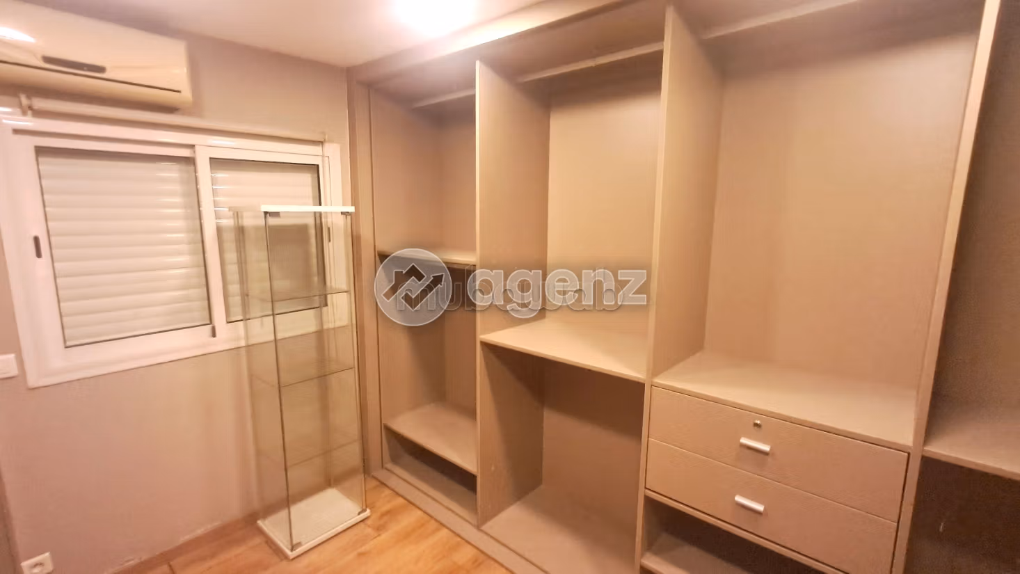 Apartment to purchase. Large area 250 m². With Lift, Balcony