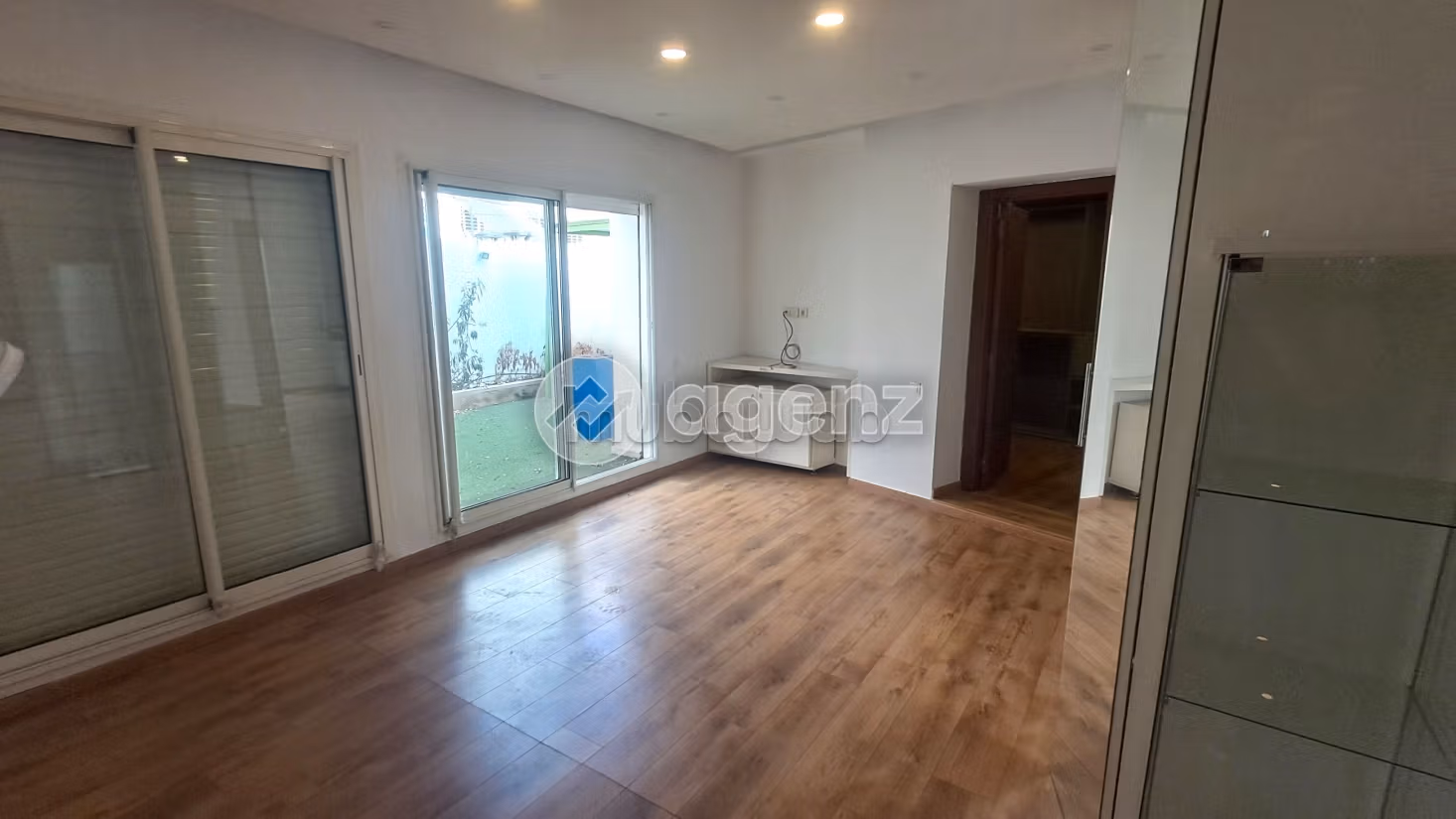 Apartment to purchase. Large area 250 m². With Lift, Balcony