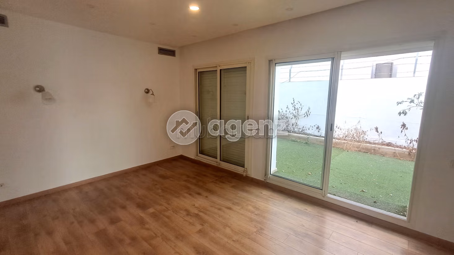 Apartment to purchase. Large area 250 m². With Lift, Balcony