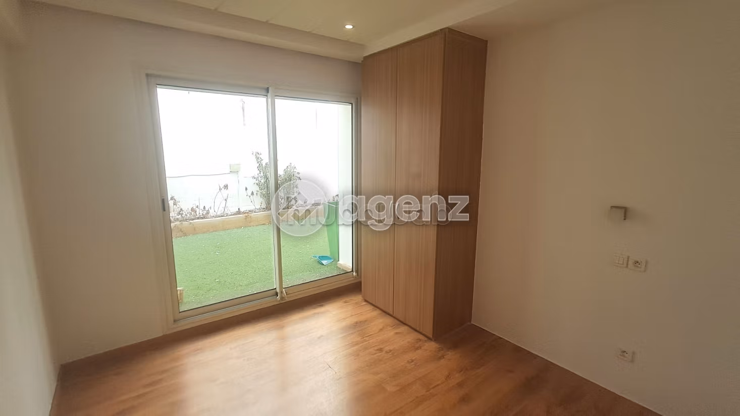 Apartment to purchase. Large area 250 m². With Lift, Balcony