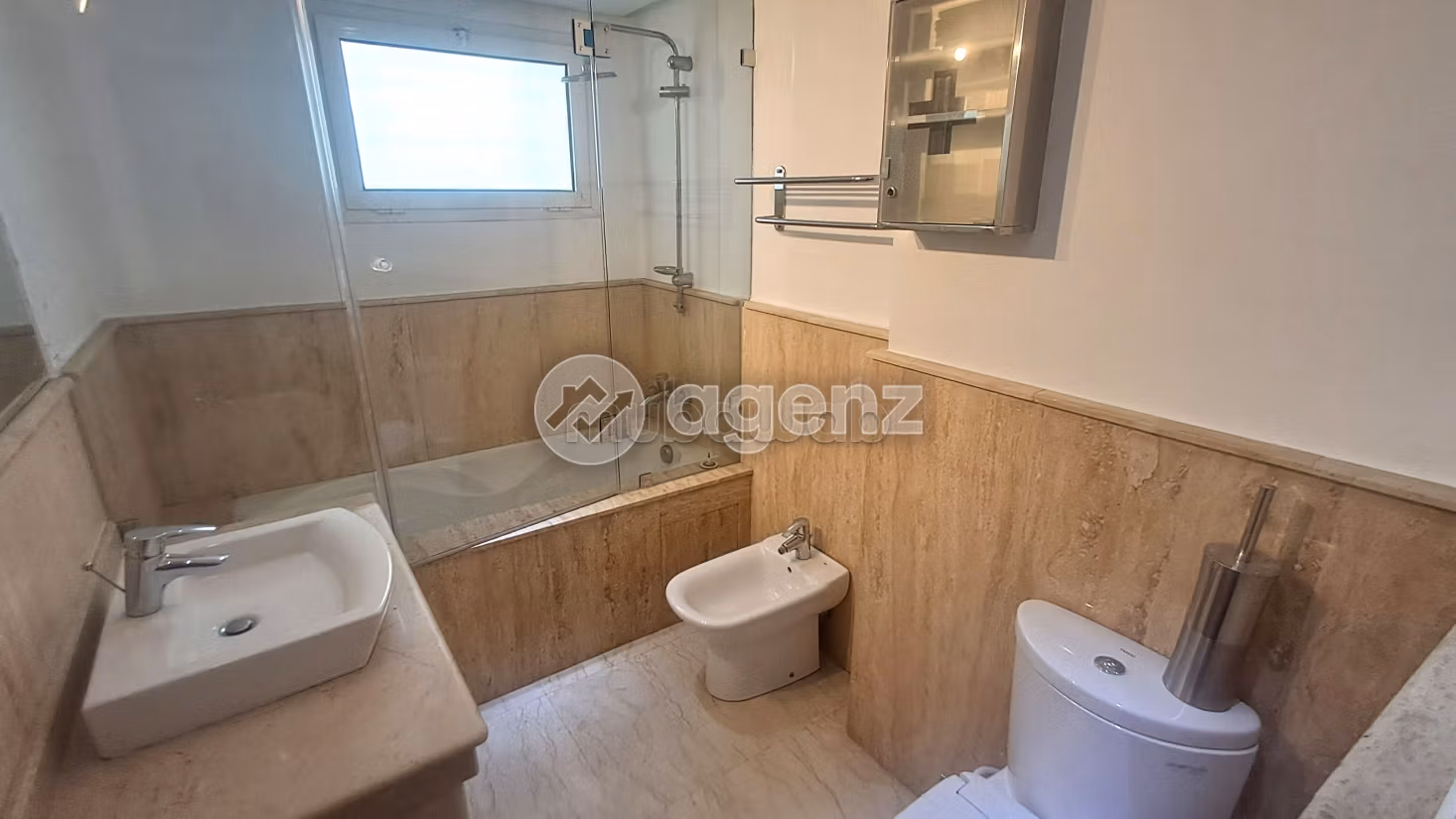 Apartment to purchase. Large area 250 m². With Lift, Balcony