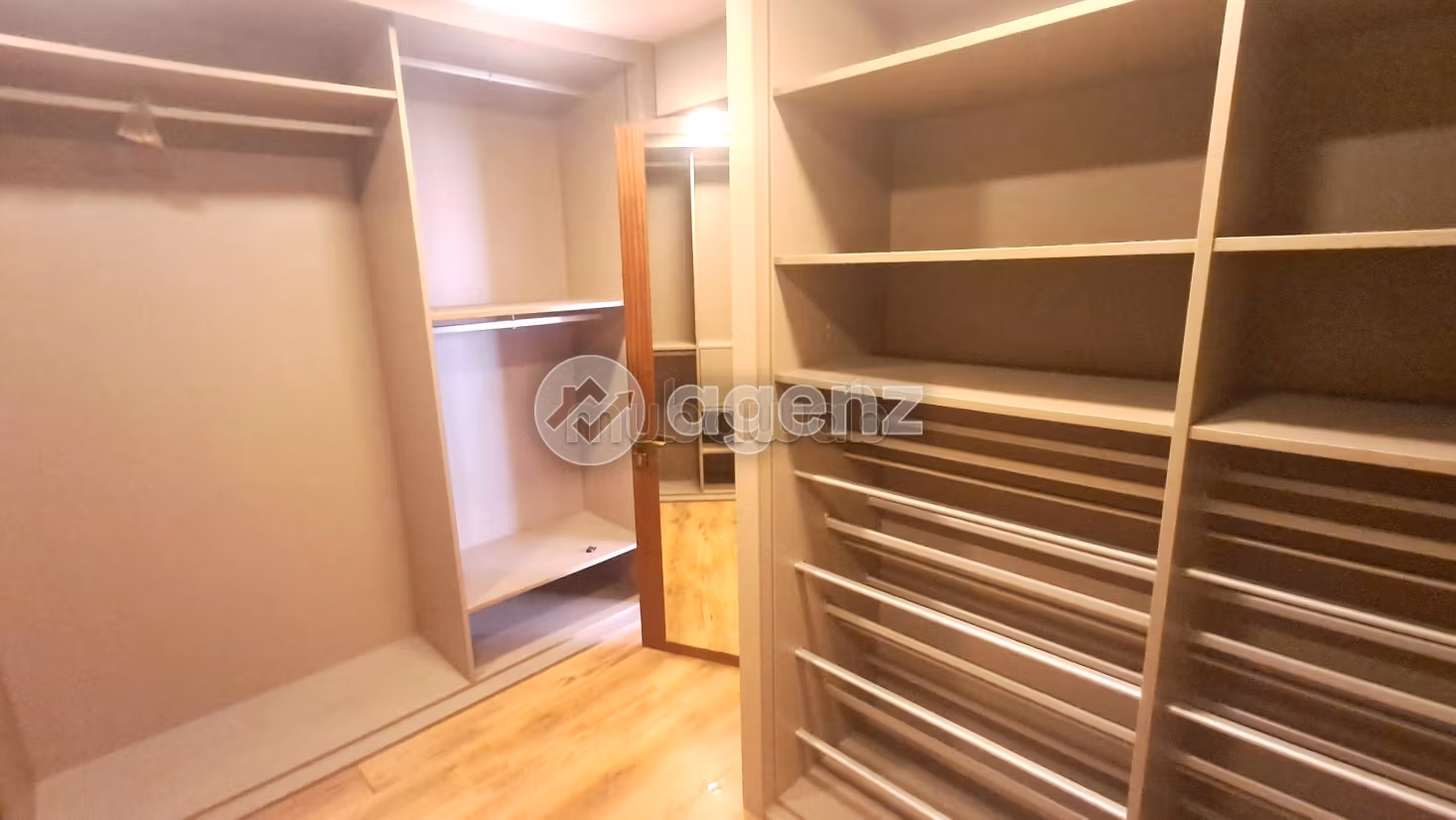 Apartment to purchase. Large area 250 m². With Lift, Balcony