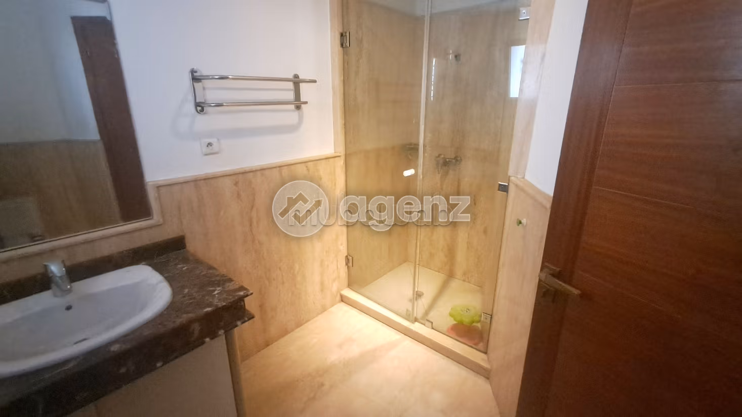 Apartment to purchase. Large area 250 m². With Lift, Balcony