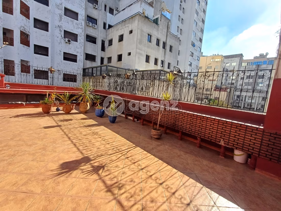 Find an apartment to buy in Racine. Large area 193 m². With lift and terrace