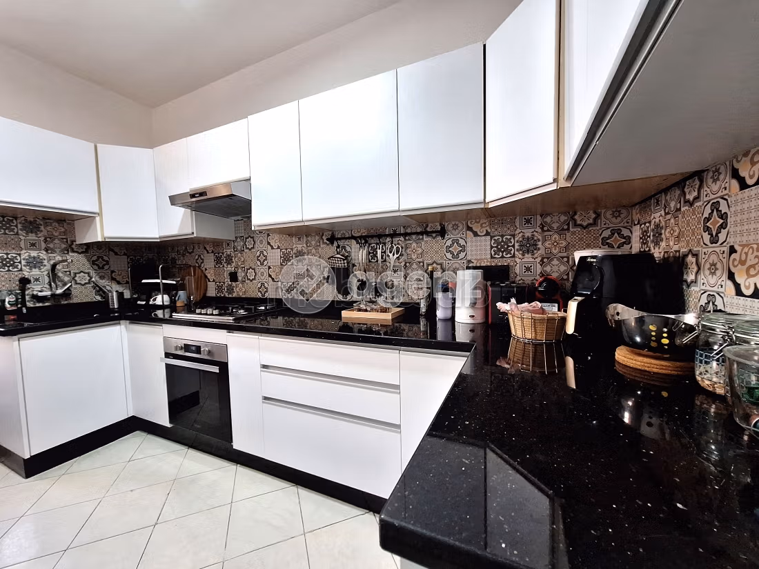 Apartment for sale in Moulay Youssef. 3 rooms. Parking spaces and terrace