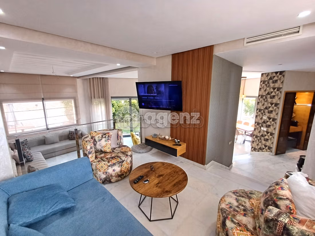 Luxury home for sale. Area of 300 m². Garden and garage
