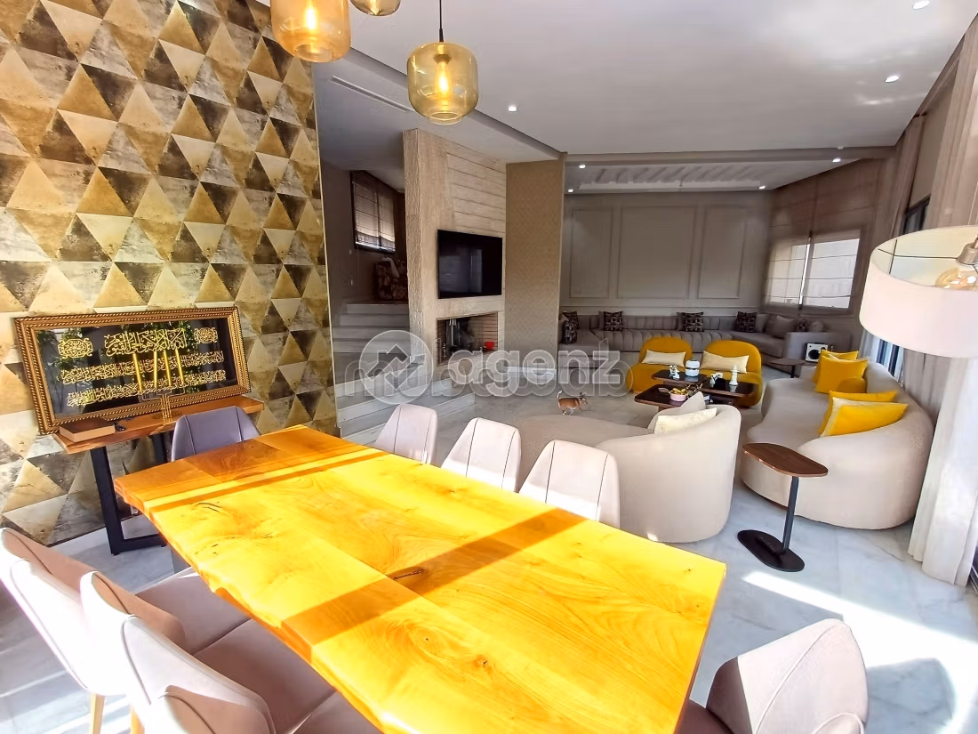 Luxury home for sale. Area of 300 m². Garden and garage