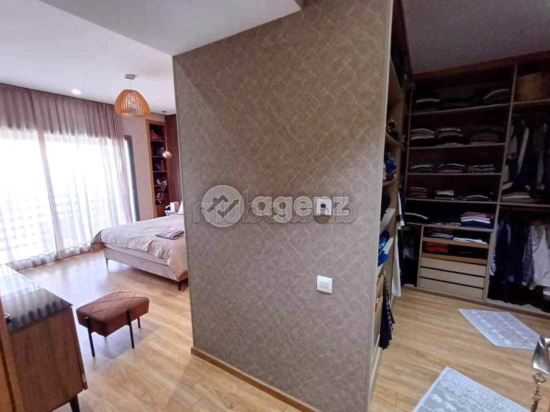 Luxury home for sale. Area of 300 m². Garden and garage