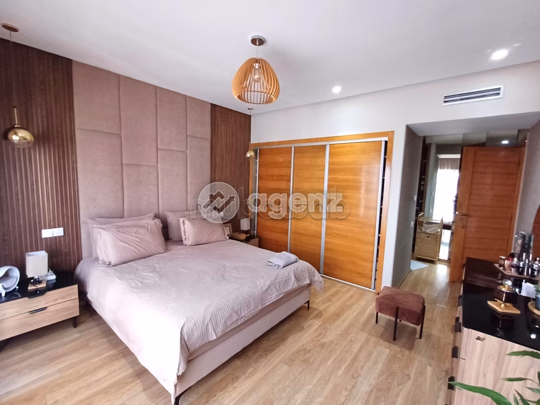 Luxury home for sale. Area of 300 m². Garden and garage