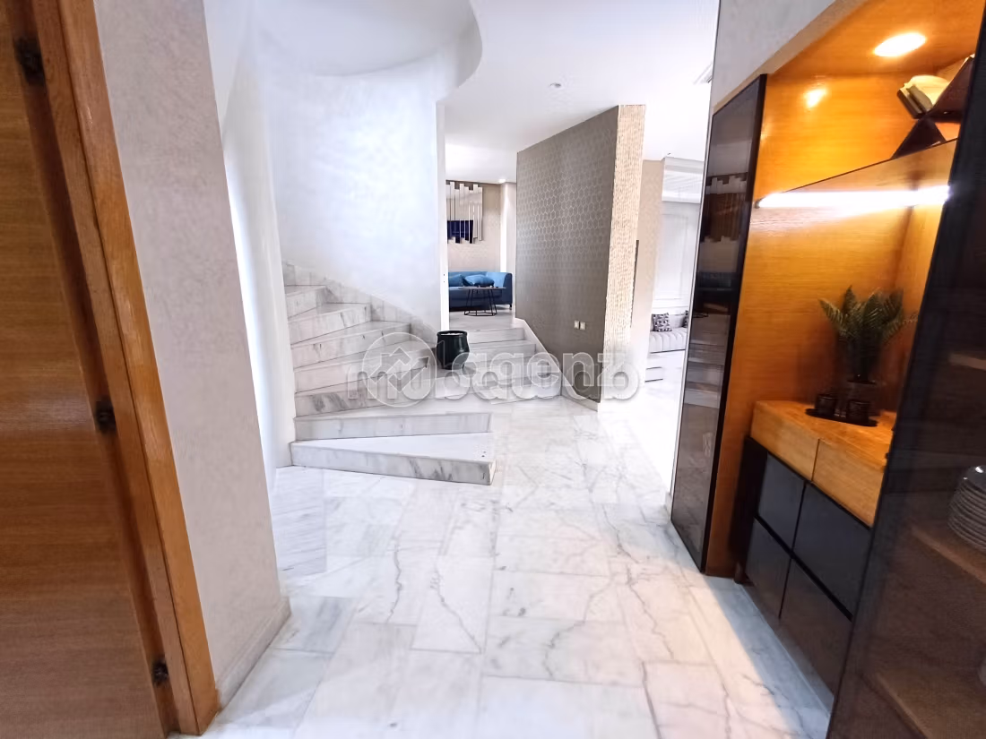 Luxury home for sale. Area of 300 m². Garden and garage