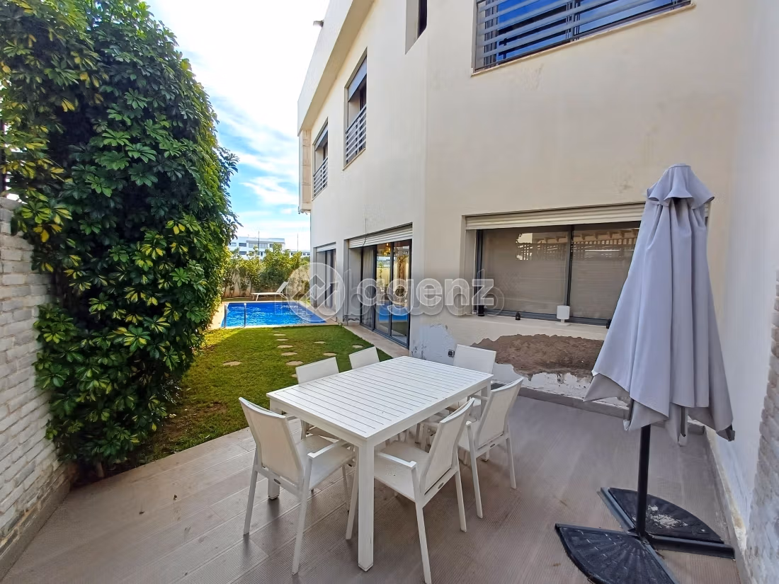 Luxury home for sale. Area of 300 m². Garden and garage