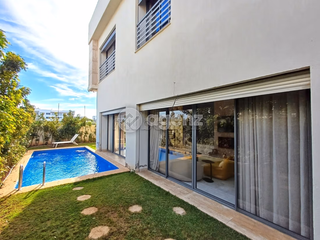 Luxury home for sale. Area of 300 m². Garden and garage