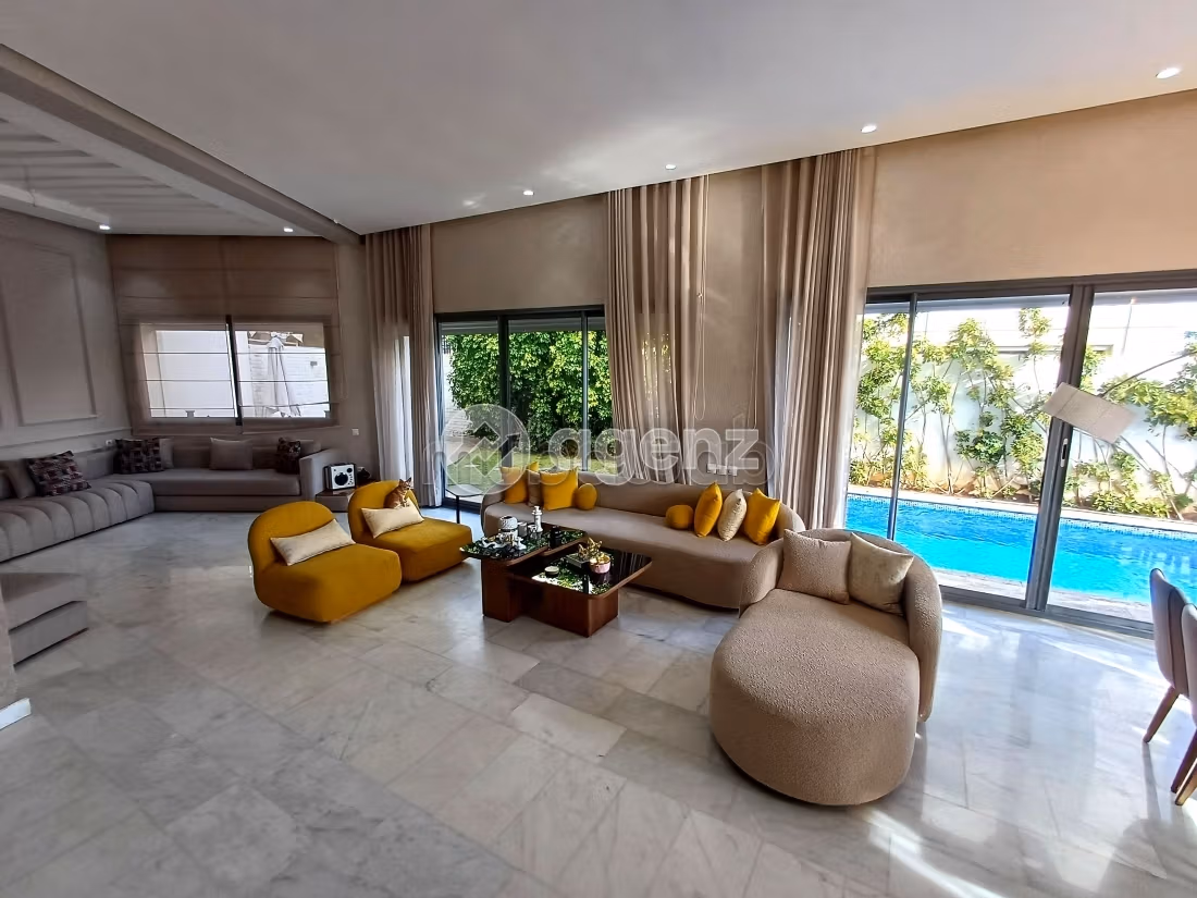 Luxury home for sale. Area of 300 m². Garden and garage