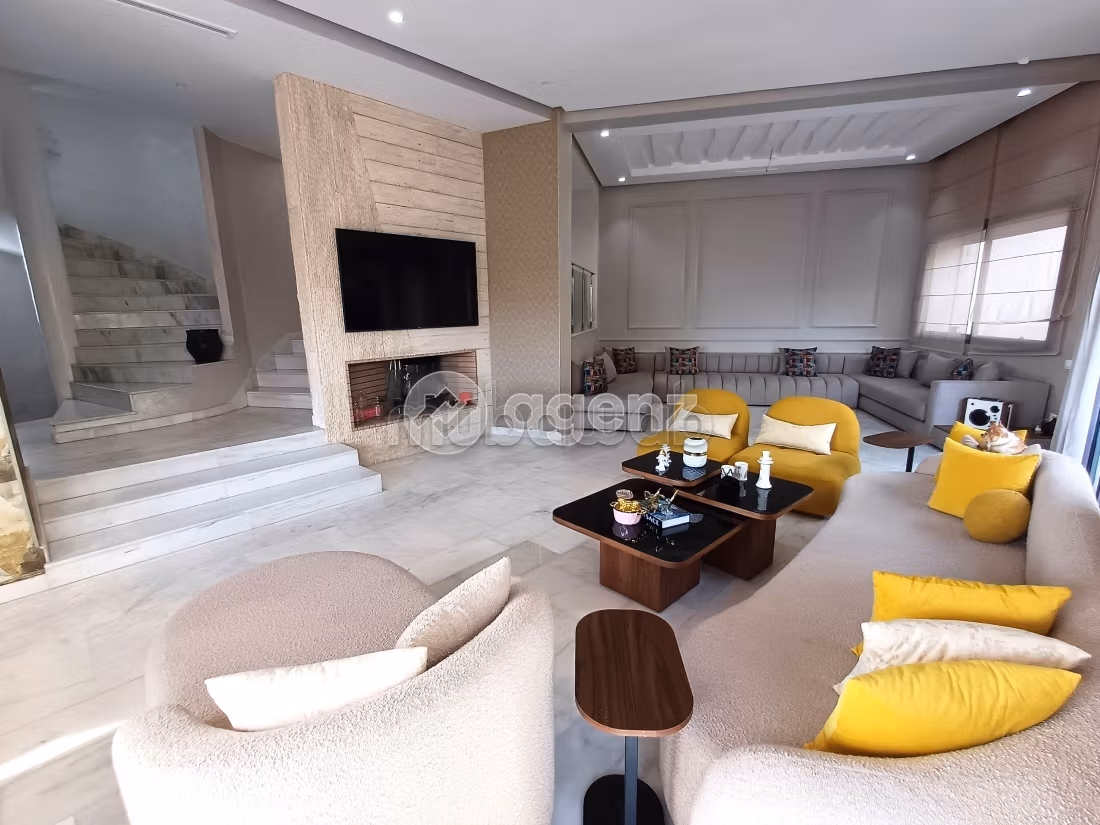 Luxury home for sale. Area of 300 m². Garden and garage