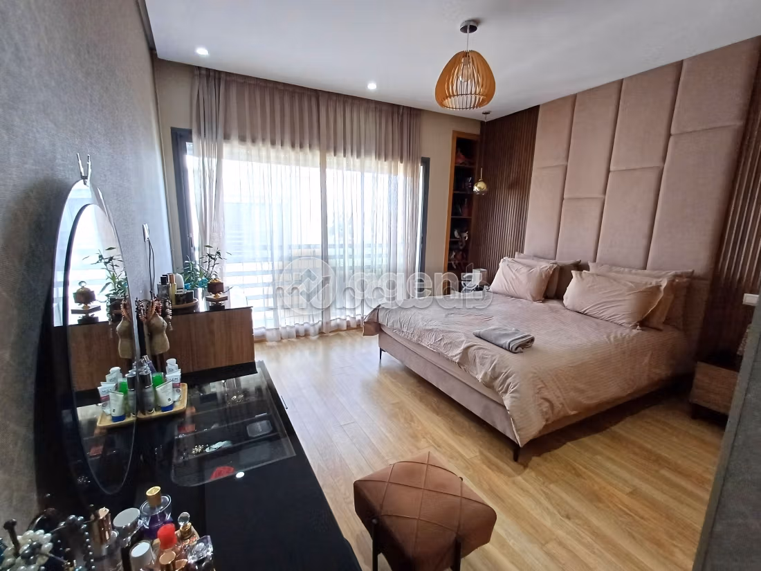 Luxury home for sale. Area of 300 m². Garden and garage