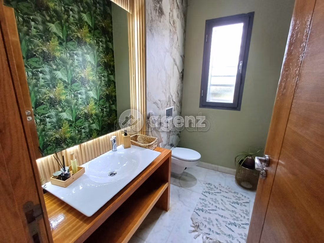 Luxury home for sale. Area of 300 m². Garden and garage
