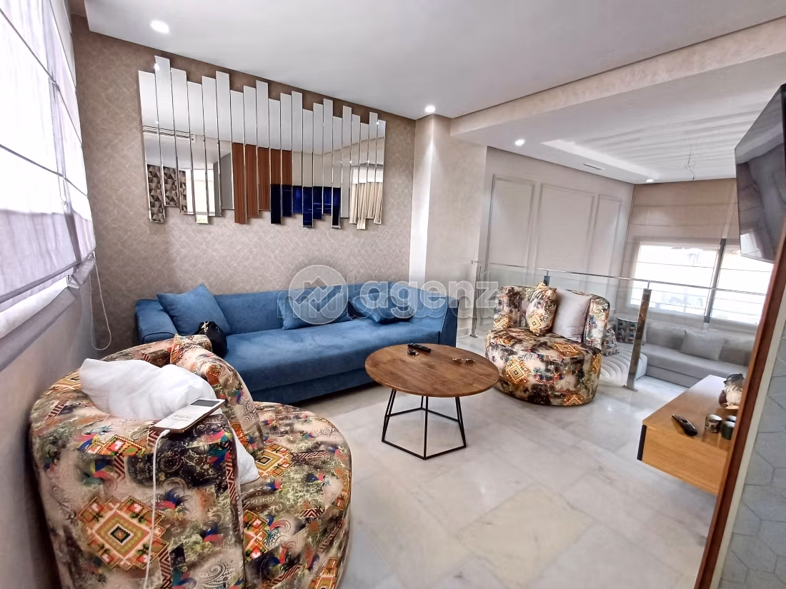 Luxury home for sale. Area of 300 m². Garden and garage