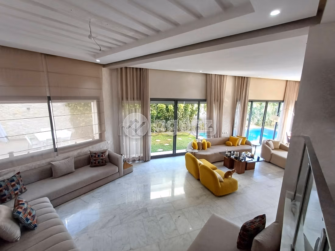 Luxury home for sale. Area of 300 m². Garden and garage