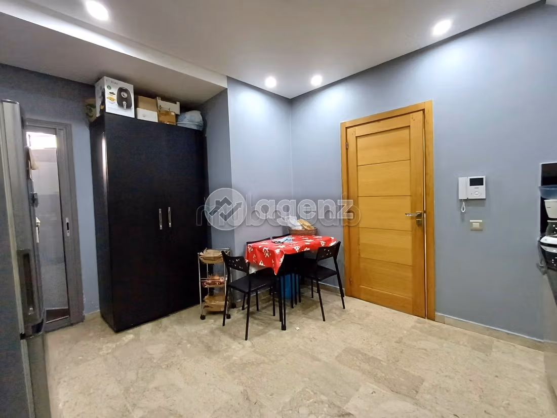Splendido appartamento in vendita a Moulay Youssef. 2 camere. Terrazzo e garage