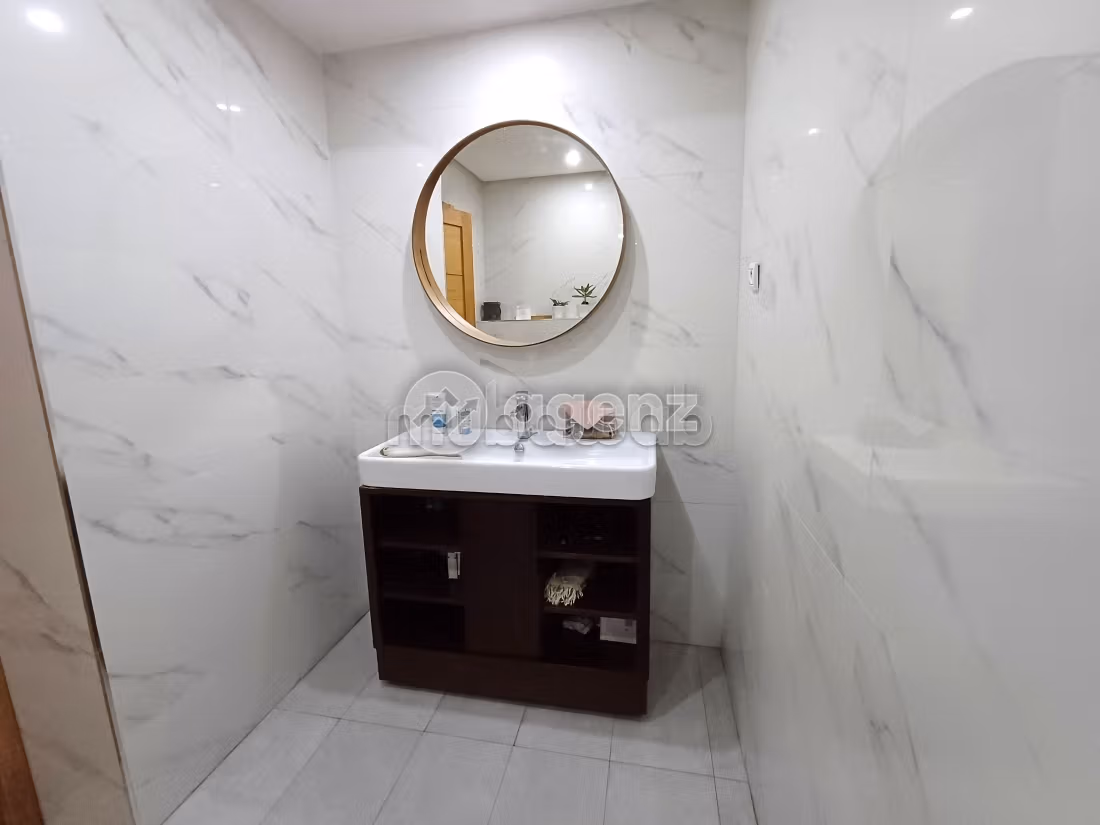 Splendido appartamento in vendita a Moulay Youssef. 2 camere. Terrazzo e garage