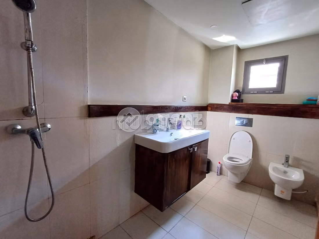 Splendido appartamento in vendita a Moulay Youssef. 2 camere. Terrazzo e garage