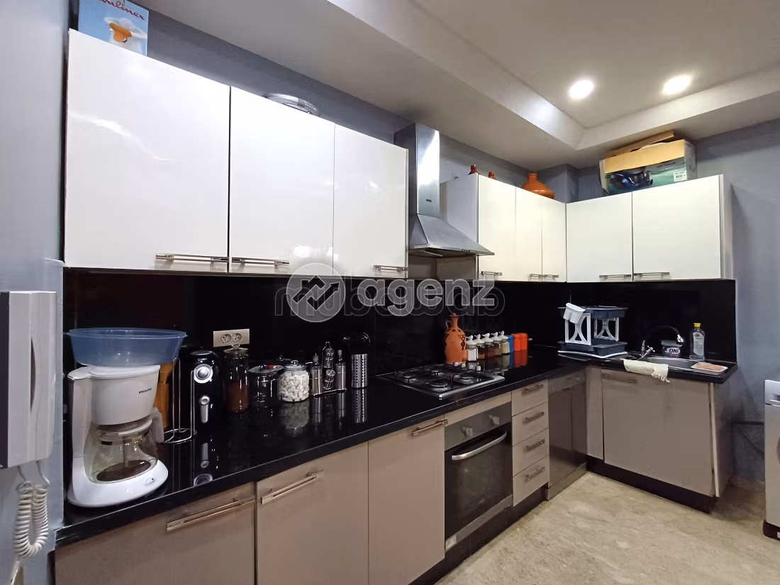 Splendido appartamento in vendita a Moulay Youssef. 2 camere. Terrazzo e garage