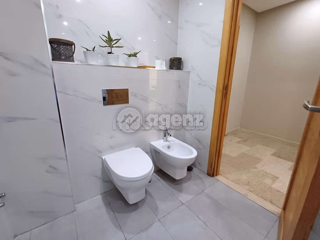 Splendido appartamento in vendita a Moulay Youssef. 2 camere. Terrazzo e garage