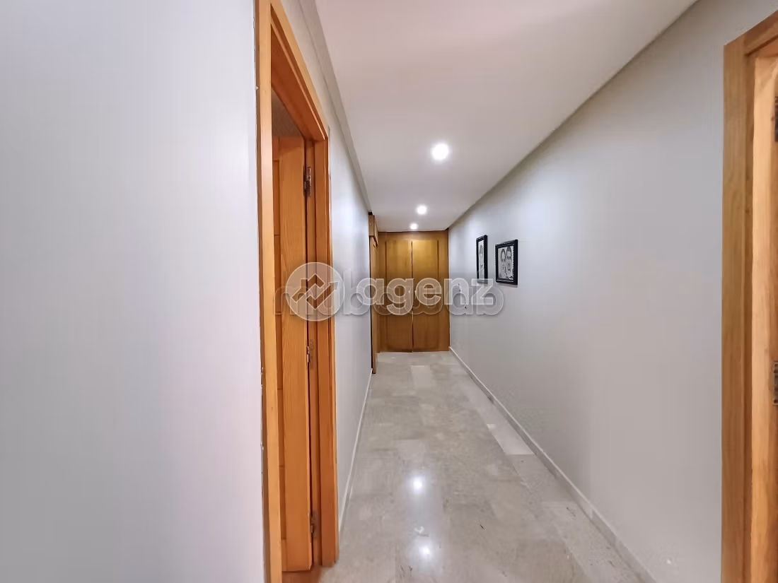 Splendido appartamento in vendita a Moulay Youssef. 2 camere. Terrazzo e garage